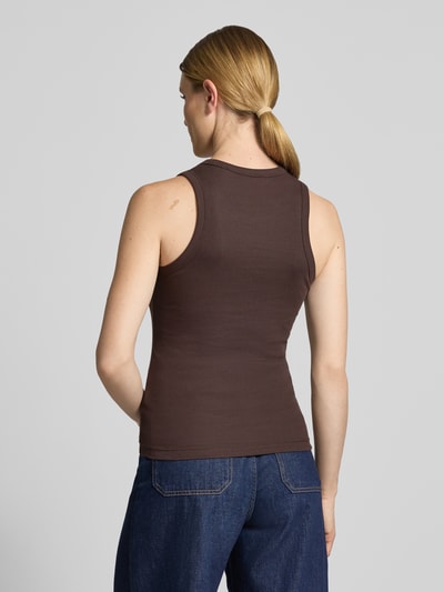 Frauenmodel trägt Slim Fit Top mit Rundhalsausschnitt Modell 'Lesso' von OPUS aus elastischem Baumwoll-Mix in Dunkelbraun, Rückenlänge bei Größe 36: 59 cm, Ganzkörperansicht Rückansicht.