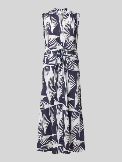 Frauenmodel trägt Hemdblusenkleid mit V-Ausschnitt und Bindegürtel Modell 'Lani' von GUIDO MARIA KRETSCHMER WOMAN, A-Linie, Allover-Look, Reine Baumwolle, Midikleid, Rückenlänge bei Größe 36: 128 cm, Brustweite: 48 cm, abstraktes dunkelblau-weißes Muster, Ganzkörperansicht Rückansicht.