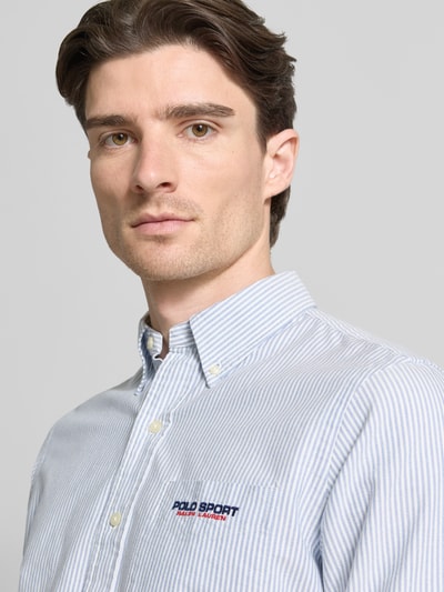 Männermodel trägt Regular Fit Freizeithemd aus reiner Baumwolle Modell 'CLASSIC OXFORD' von Polo Ralph Lauren, mehrfarbig, Gestreift, Label-Schriftzug, Button-Down-Kragen, Oxford-Materialverarbeitung, Nahaufnahme Oberkörper.