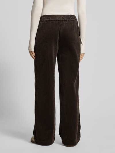 Frauenmodel trägt Relaxed Fit Cordhose aus reiner Baumwolle von Marc O'Polo Denim, Optik: Unifarben, Struktur, Ganzkörperansicht Rückansicht.