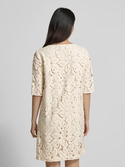 Vrouwenmodel draagt knielanges Kleid mit Lochstickerei van Betty Barclay, recht model, katoenmix met viscose, crèmekleur, rugaanzicht, tot op knie.