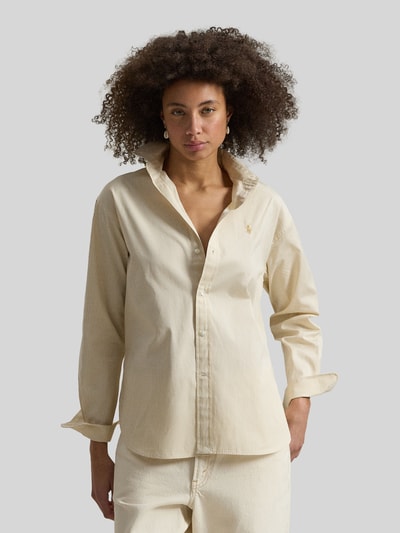 Frauenmodel trägt Hemdbluse mit Knopfleiste von Polo Ralph Lauren aus reiner Baumwolle, lockerer Schnitt, beige Farbe, Label-Stitching, Ganzkörperansicht von vorne.