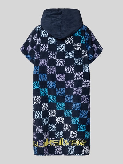 Männermodel trägt Regular Fit Hoody Towel mit Logo-Patch von Quiksilver, reine katoen, korte mouwen, kangoeroezak, achteraanzicht volledige lichaamsopname.