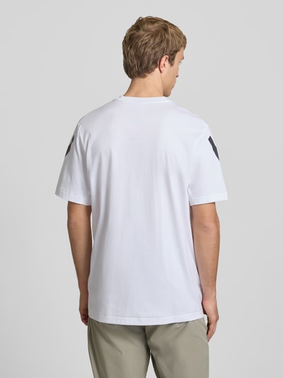 Männermodel trägt Regular Fit T-Shirt aus reiner Baumwolle von adidas Sportswear, Optik: Unifarben, Ganzkörperansicht Rückansicht.