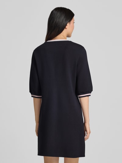 Frauenmodel trägt Regular Fit Kleid aus mieszanka bawełny od Marc Cain, kolor ciemnogranatowy, długość do kolan, okrągły dekolt, rękaw o dł. 1/2, Długość tyłu w rozmiarze 36: 92 cm, Szerokość w rozmiarze 36: 46 cm, Długość rękawów w rozmiarze 36: 39 cm, gładka tekstura, Ganzkörperansicht Rückansicht