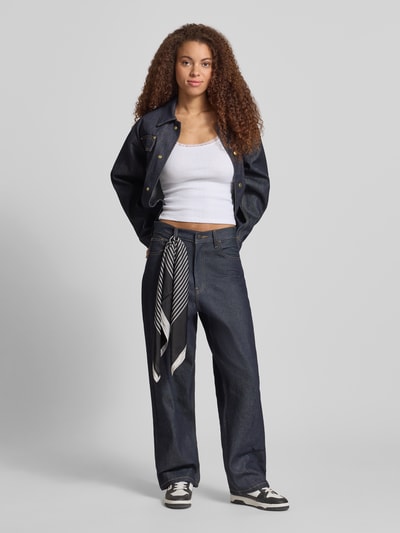 Frauenmodel trägt Slim Fit Top mit Spitzenbesatz von REVIEW, weiße Reine Baumwolle, Spaghettiträger, Zierschleife, Ganzkörperansicht von vorne