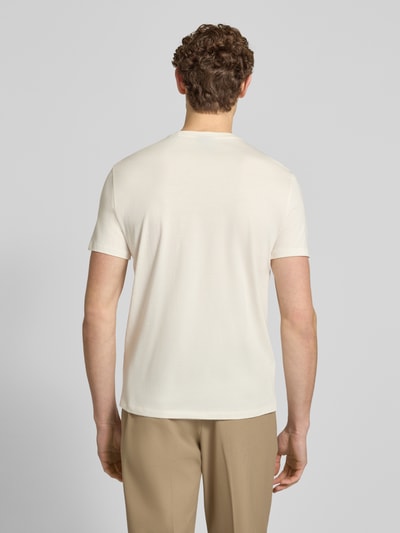 Männermodel trägt T-Shirt mit Label-Detail und Rundhalsausschnitt von ARMANI EXCHANGE in Beige, reine Baumwolle, Regular Fit, Ganzkörperansicht Rückansicht