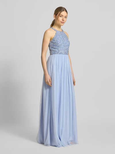 Frauenmodel trägt Abendkleid mit Strasssteinbesatz und Rundhalsausschnitt von Jake*s Cocktail, hellblauer Chiffon, A-Linie, Maxikleid, ganzkörperansicht von vorne.