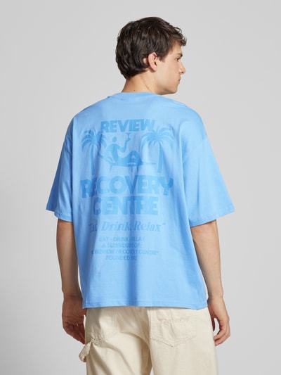 REVIEW T-shirt o kroju oversized z nadrukiem z logo Jasnoniebieski 5