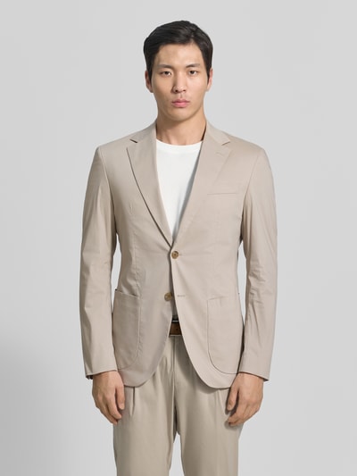Männermodel trägt Sakko mit Reverskragen Modell 'Dallas' von JOOP! Collection, Baumwoll-Mix, beige, Regular Fit, Ganzkörperansicht von vorne
