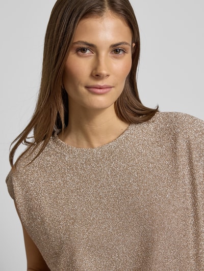 Frauenmodel trägt Tanktop mit Rundhalsausschnitt von Zero, schimmernde Textur, Material-Mix mit Metall-Anteil, Nahaufnahme Oberkörper.