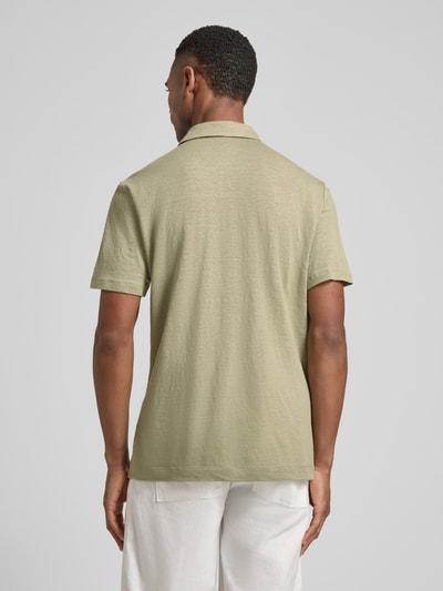 Männermodel trägt Slim Fit Poloshirt aus Leinen-Elasthan-Mix von OLYMP Level Five in Oliv mit 1/2-Arm, Rückenlänge 70 cm, Ganzkörperansicht Rückansicht.