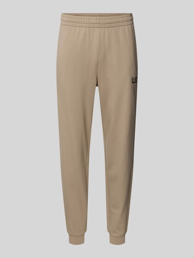 Produktfoto, Sweatpants mit Logo und elastischem Bund von Armani, mieszanka bawełny i elastanu, krój regular fit, logo, elastyczny pas, długość wewnętrzna nogawki 74 cm dla rozmiaru M, kolor beżowy, gładka tekstura.
