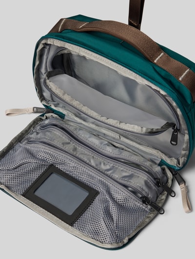 Produktfoto, Kulturbeutel mit Logo-Print Modell 'Voyager' von The North Face in Türkis und Grau, Reißverschluss, mehrere Innenfächer, Trageriemen, Breite 24 cm, Länge 19 cm, Tiefe 10 cm, Länge Schulterriemen 14 cm