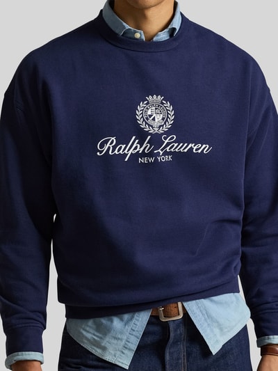 Männermodel trägt Regular Fit Sweatshirt aus Baumwoll-Mix von Polo Ralph Lauren in Optik: Unifarben mit Label-Print, Materialverarbeitung: Sweat, Nahaufnahme Oberkörper.