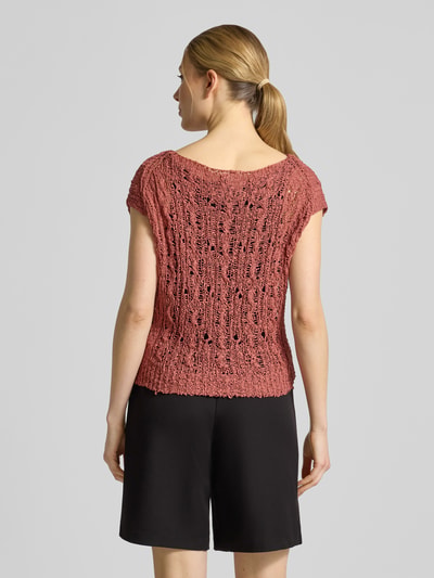Frauenmodel trägt Strickshirt mit Rundhalsausschnitt von Marc Cain in Altrosa, semitransparent, reine Baumwolle, Regular Fit, Rückenansicht Ganzkörperansicht.