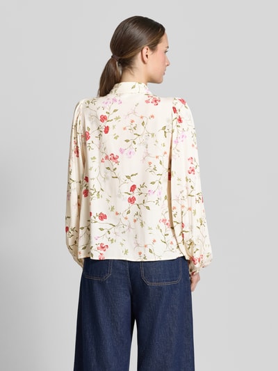 Frauenmodel trägt Bluse aus Viskose mit Kentkragen Modell 'ASINA' von YAS, florales Muster, Gerader-Schnitt, Rückenlänge 59 cm, Ganzkörperansicht Rückansicht.
