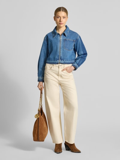 Vrouwenmodel draagt Jeansjacke met viscose van SUNCOO PARIS, materiaalmix, recht model, platte kraag, ritssluiting, borstwijdte 53 cm, ruglengte 47 cm, schouderbreedte 48 cm, mouwlengte 56 cm, model 'DENZEL'. Ganzlichamanszicht van voren.
