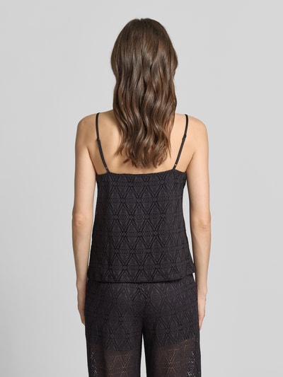 Frauenmodel trägt Regular Fit Top mit Spitze Modell 'MAYA' von Vero Moda, schwarz, V-Ausschnitt, verstellbare Spaghettiträger, Ganzkörperansicht Rückansicht.