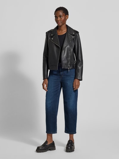 Modelka kobieca nosi Mom Fit Jeans mit 5-Pocket-Design od Drykorn, bawełna z domieszką stretchu, luźny krój, ciemnoniebieski, szerokość w rozmiarze 27/34: 42 cm, długość wewnętrzna nogawki: 66 cm, widok całej sylwetki z przodu