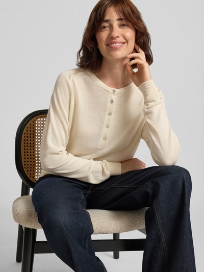 Frauenmodel trägt Henley-Shirt mit Knopfleiste von Jake*s Casual aus hellem Material-Mix mit Leinen-Anteil, Regular Fit, Nahaufnahme Oberkörper.