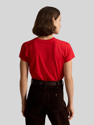 Frauenmodel trägt Regular Fit T-Shirt aus reiner Baumwolle von Polo Ralph Lauren in Rot, glatte Struktur, Ganzkörperansicht Rückansicht. Damen T-Shirt von Polo Ralph Lauren