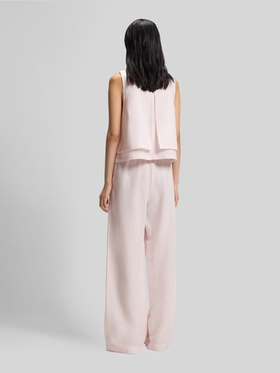 Vrouwenmodel draagt Loose Fit Leinenhose aus Lyocell-Leinen-Mix Modell 'TAVATI2_TI' van BOSS, look: effen kleuren, mix van lyocell en linnen, loose fit pasvorm, labelapplicatie uit metaal, tunnelkoordsluiting, elastische boord, zij-steekzakken, Ganzkörperansicht Rückansicht.