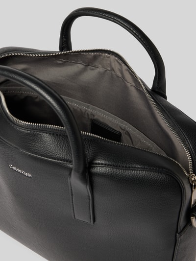 Produktfoto, Laptop Tasche in Leder-Optik Modell 'Commuter' von CK Calvin Klein, Strukturmuster, Logo-Detail, Hauptfach mit Reißverschluss, schwarzer Farbton, abnehmbarer Tragehenkel, Schulterriemen, Maße ca. 37x28x8 cm, eleganter Look