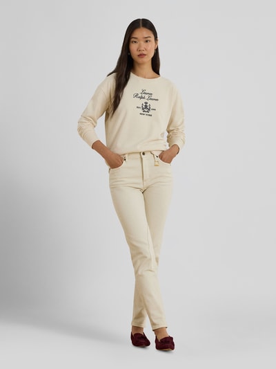 Modelka nosi Regular Fit Sweatshirt aus Baumwoll-Mix od Lauren Ralph Lauren, jednolity kolor, nadruk z logo, dekolt crew neck, długie rękawy, ściągacze, materiał sweat, bawełniany mix, widok całej sylwetki z przodu.