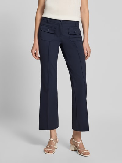 Vrouwenmodel draagt donkerblauwe Slim Fit schmale broek met opgestikte zakken, model 'FARAH' van CAMBIO, Dames broek, vooraanzicht volledige lichaamsopname.