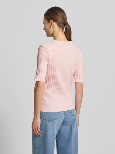 Frauenmodel trägt T-Shirt in Ripp-Optik Modell 'Savka' von OPUS in zartem Rosa, Slim Fit, Halbarm, Material-Mix mit Stretch, Ganzkörperansicht Rückansicht.