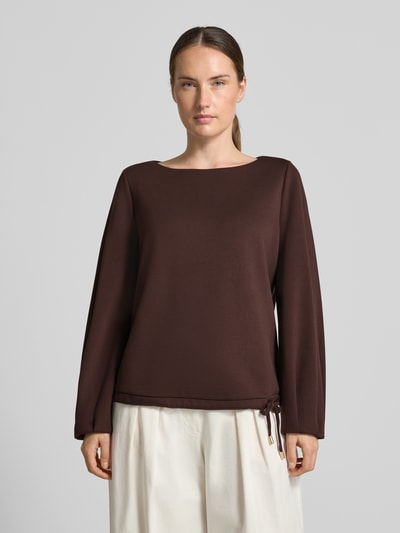Vrouwenmodel draagt Relaxed Fit sweatshirt uit viscosemix van s.Oliver BLACK LABEL in effen donkerbruin, gladde textuur, Ganzkörperansicht van voren.
