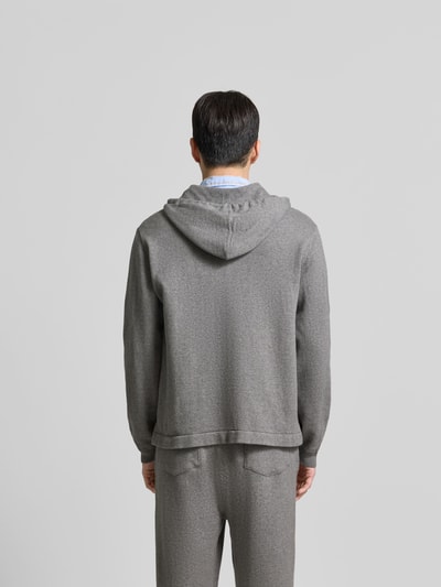 Männermodel trägt graue Sweatjacke mit Kaschmir-Anteil von Officine Générale, Baumwoll-Mix, Kapuze, geteilte Tasche, Rückansicht Ganzkörperansicht.