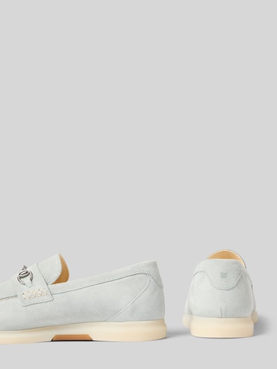 Produktfoto, Loafers aus Leder Modell 'Elia' von Henry Stevens in hellem Grau mit abgerundete Spitze, Schlupfform, Absatzhöhe 2 cm, Schafthöhe 7 cm, Schaftweite 12 cm, Echtleder, dezente Struktur und glatte helle Sohle.