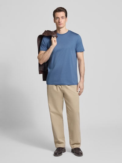 Męski model nosi T-Shirt mit Rundhalsausschnitt von Christian Berg Men z czystej bawełny, krój regular fit, niebieski, widok całej sylwetki z przodu. Długość tyłu w rozmiarze M: 70 cm.