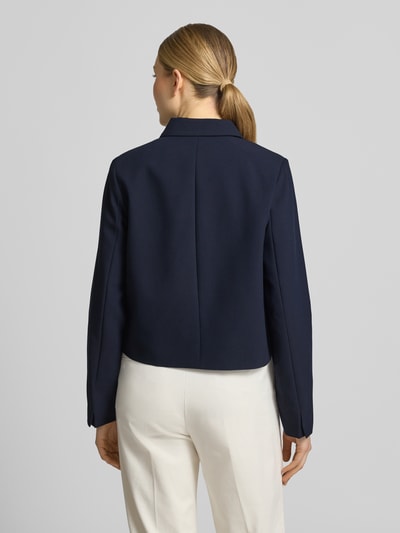 Vrouwenmodel draagt Regular fit dames blazer met platte kraag en steekzakken, model 'DORINA' van GUIDO MARIA KRETSCHMER WOMAN, ruglengte maat 36: 52 cm, borstwijdte maat 36: 36 cm, mouwlengte maat 36: 61 cm, donkerblauw, rechte vormen, gladde textuur, geheel van achteren.