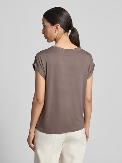 Modelka nosi damski t-shirt z satyny Vila, krój relaxed fit, okrągły dekolt, rękawy z zakładką, długość tyłu 60 cm, model 'ELLETTE'. Ganzkörperansicht Rückansicht.