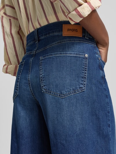 Frauenmodel trägt Bermudas im 5-Pocket-Design Modell 'Liv' von Angels aus blauem Baumwoll-Mix mit Stretch, Wide Leg Fit, Detailaufnahme Rückansicht.