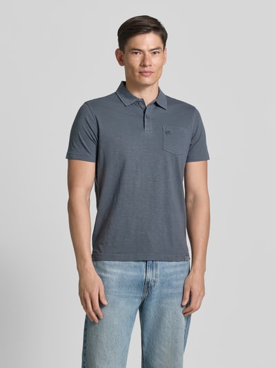 Männermodel trägt Regular Fit Poloshirt mit Brusttasche von Lerros in Blau, Reine Baumwolle, Polokragen, Logo-Stitching, Ganzkörperansicht von vorne.