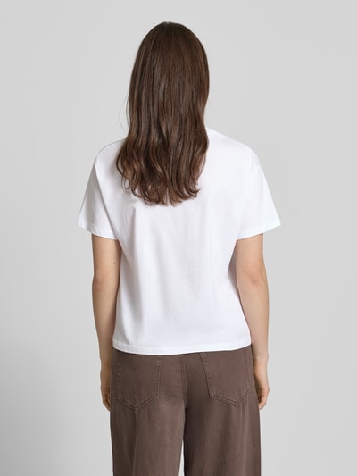 Frauenmodel trägt T-Shirt mit Motiv-Print Modell 'COLLAGE' von JJXX aus weißer Baumwolle im Relaxed Fit, Rückenansicht, Ganzkörperansicht Rückansicht.