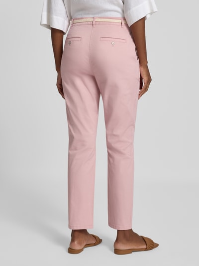 Frauenmodel trägt Chino mit Gürtel und Gesäßtaschen von Christian Berg Woman in Rosa, Baumwoll-Elasthan-Mix, Ganzkörperansicht Rückansicht.