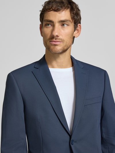 Männermodel trägt Slim Fit 2-Knopf-Sakko mit Pattentaschen von bugatti in Dunkelblau, Material-Mix mit Stretch, Nahaufnahme Oberkörper.