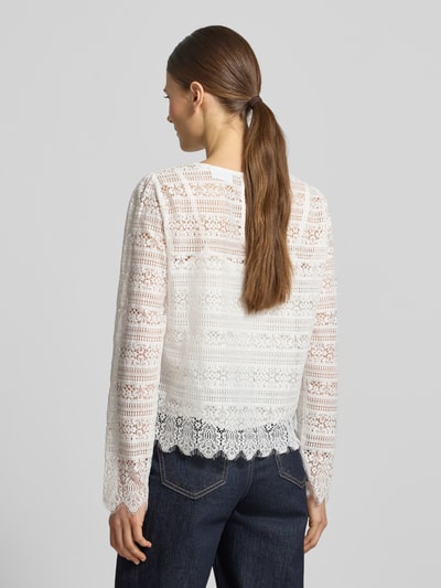 Frauenmodel trägt Blusenshirt aus Spitze mit Rundhalsausschnitt von Comma, Damen, weiß gemustert, aus Baumwoll-Mix, Regular-Fit, Rückenlänge 54 cm, Ärmellänge 63 cm, Ganzkörperansicht Rückansicht.