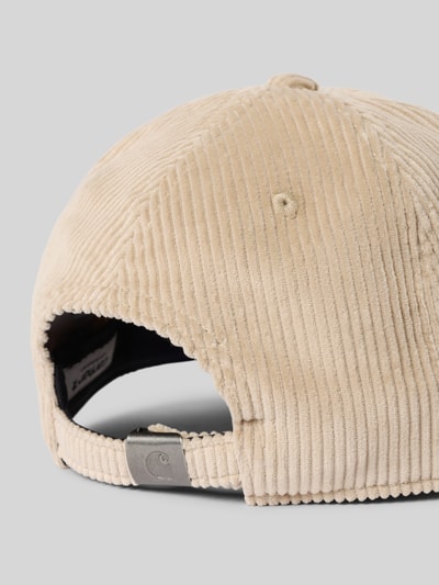 Produktfoto, Basecap mit Logo-Stitching Modell 'Harlem' von Carhartt Work In Progress aus beigefarbenem Cord, verstellbarer Riegel, klare Textur.