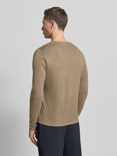 Mężczyzna model nosi Strickpullover mit Rundhalsausschnitt von Christian Berg Men, beżowy, regular fit, czysta bawełna, widok z tyłu, Ganzkörperansicht Rückansicht.