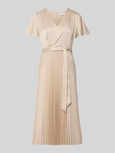 Frauenmodel trägt Midikleid mit Plisseefalten und V-Ausschnitt von Comma, beigefarbener Material-Mix mit Stretch-Anteil, Bindegürtel, taillierter Schnitt, Rückseitiger Reißverschluss, Ganzkörperansicht von vorne. Rückenlänge bei Größe 36: 118 cm, Brustweite: 44 cm, Ärmellänge: 21 cm.