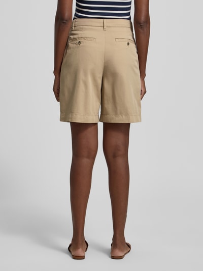 Frauenmodel trägt Regular Fit Chino-Shorts aus Baumwoll-Lyocell-Mix von Tommy Hilfiger, Optik: Unifarben, Logo-Stitching, Passform: Regular-Fit, Knopf und verdeckter Reißverschluss, seitliche Eingrifftaschen, Gesäßtaschen; Ganzkörperansicht Rückansicht.