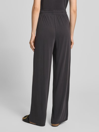Frauenmodel trägt weite, schwarze Hose aus Viskose-Mix Modell 'ANORA' von PIECES, Damen Weite Hose, Ganzkörperansicht Rückansicht.