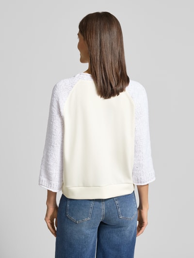 Frauenmodel trägt Relaxed Fit Pullover mit Strick-Besatz von Marc Cain in Creme und Weiß, Baumwoll-Mix, Rundhalsausschnitt, Rückenansicht, Ganzkörperansicht Rückansicht.
