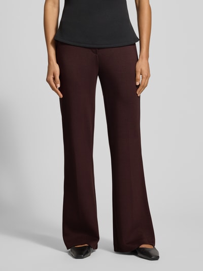 Frauenmodel trägt Flared Cut Hose mit elastischem Bund von Christian Berg Woman in dunklem Braun, Material-Mix mit Viskose-Anteil, Nahaufnahme Oberkörper.